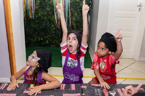 Aniversário Infantil, crianças brincando de mestre cuca na na Casa de Festa Alegria de Viver'