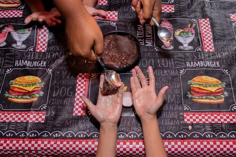 Aniversário Infantil, criança fazendo brigadeiro na Casa de Festa Alegria de Viver'