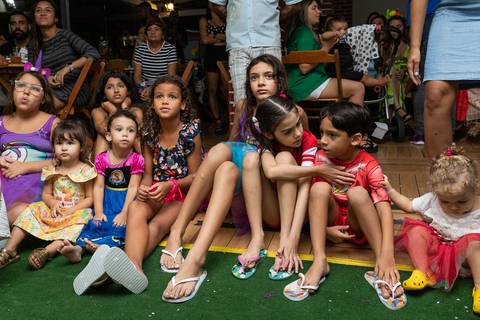 Aniversário Infantil, crianças assistindo a retrospectiva de um ano da aniversariante na Casa de Festa Alegria de Viver, em Jacarepaguá'