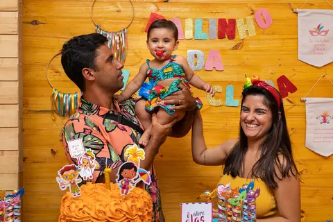 Aniversário Infantil, hora do parabéns, criança com os pais na Casa de Festa Alegria de Viver'