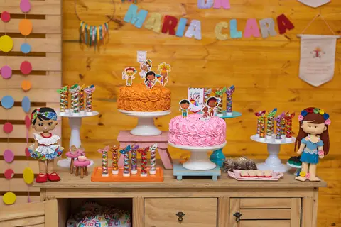 Aniversário Infantil, mesa de decoração com o tema Baile de Carnaval na Casa de Festa Alegria de Viver'