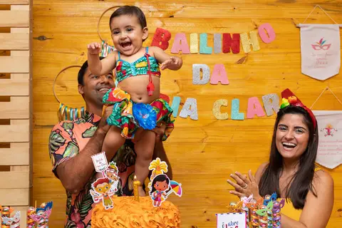 Aniversário Infantil, hora do parabéns, criança com os pais na Casa de Festa Alegria de Viver'