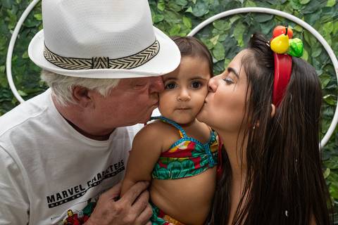 Aniversário Infantil, Beijo da mãe e do avô na aniversariante na Casa de Festa Alegria de Viver'