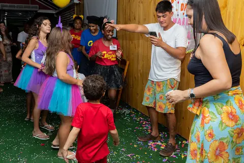 Aniversário Infantil, crianças brincando e dançando com os pais na Casa de Festa Alegria de Viver'