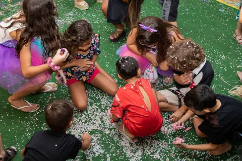 Aniversário Infantil, crianças brincando no baile de carnaval da Casa de Festa Alegria de Viver'