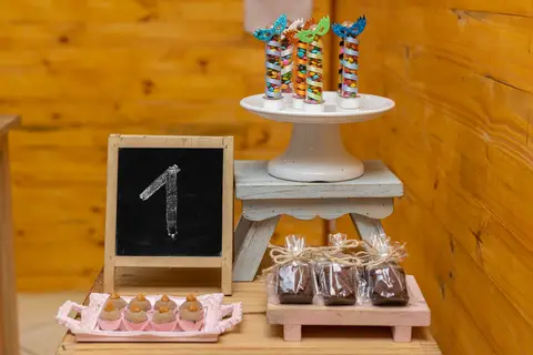 Aniversário Infantil, mesa de decoração com o tema Baile de Carnaval na Casa de Festa Alegria de Viver'