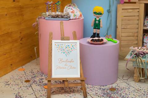 Aniversário Infantil, mesa de decoração com o tema Baile de Carnaval na Casa de Festa Alegria de Viver'