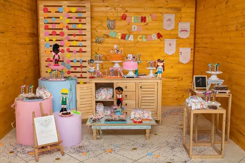 Aniversário Infantil, mesa de decoração com o tema Baile de Carnaval na Casa de Festa Alegria de Viver'