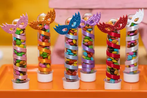 Aniversário Infantil, mesa de decoração com o tema Baile de Carnaval na Casa de Festa Alegria de Viverl'