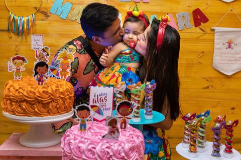 Aniversário Infantil, tema Baile de Carnaval, Foto dos pais beijando a filha na hora do parabéns na Casa de Festa Alegria de Viver'