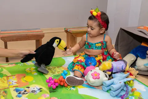 Aniversário Infantil, criança brincando com bicho de pelúcia na Casa de Festa Alegria de Viver'