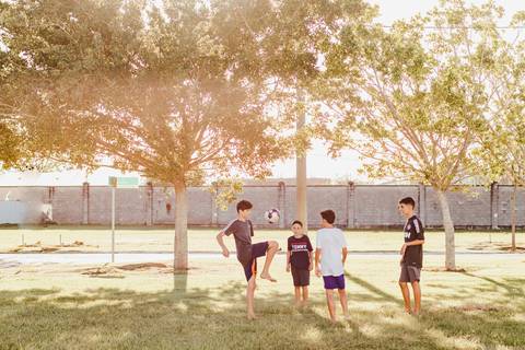meninos-jogando-bola'