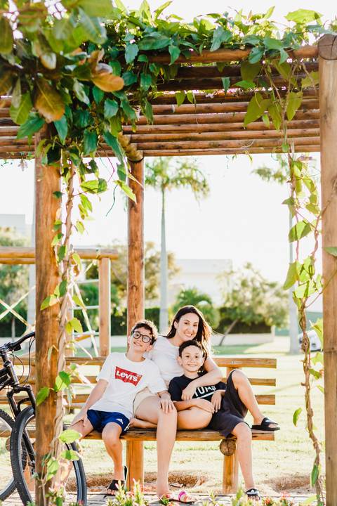 mãe-e-filhos-pôr-do-sol'