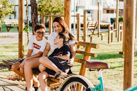 mãe-e-filhos-pôr-do-sol'