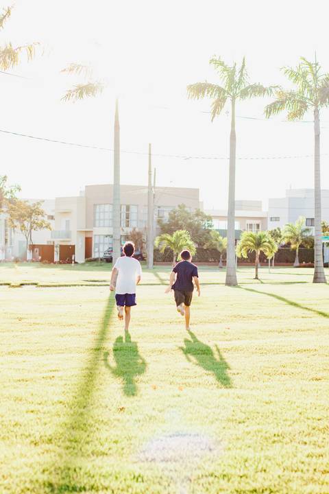 meninos-correndo-pôr-do-sol'