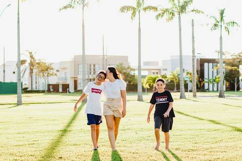 mãe-e-filhos-pôr-do-sol'