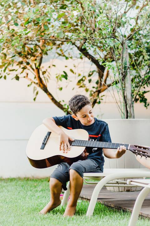 menino-tocando-violão'