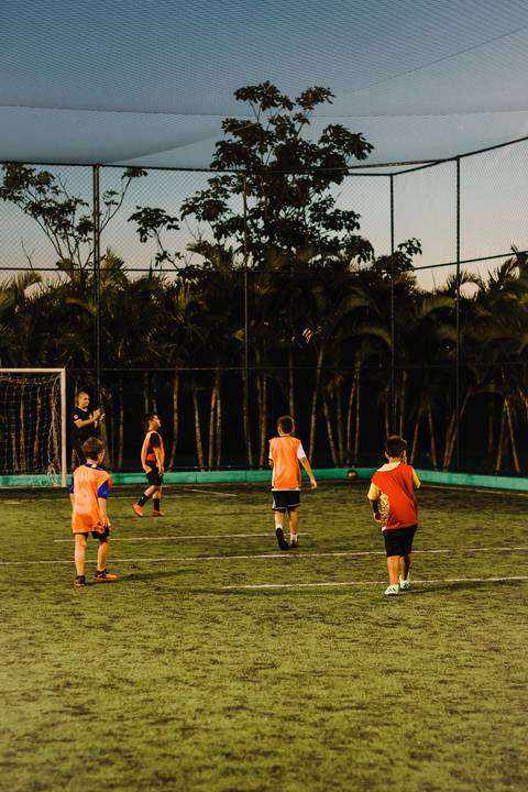 meninos-jogando-bola-no-campo'