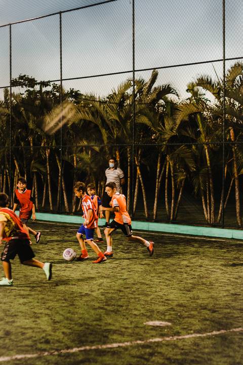 meninos-jogando-bola-no-campo'