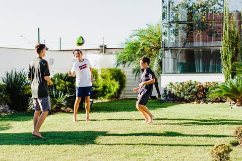 meninos-jogando-bola'