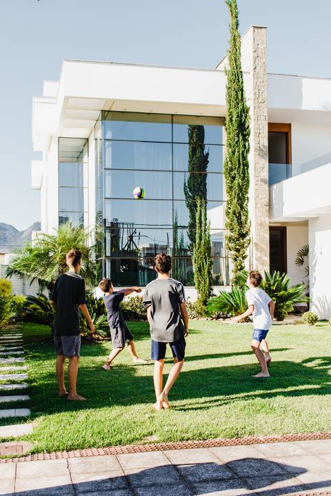 meninos-jogando-bola'