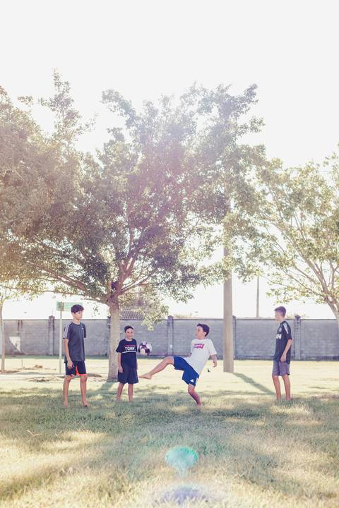 meninos-jogando-bola'