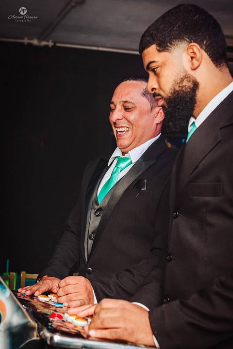 Noivo e padrinho no video game antes da cerimônia'