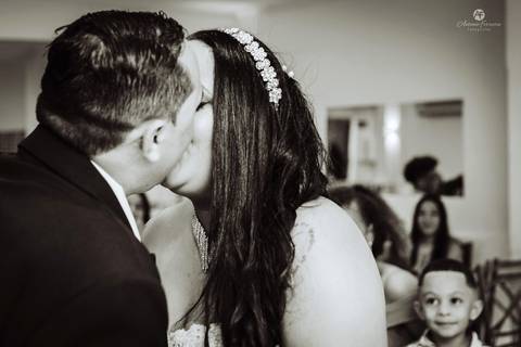 Beijo dos noivos tem que ter testemunhas'