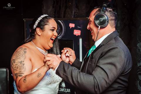 Os noivos comandam o som da festa'