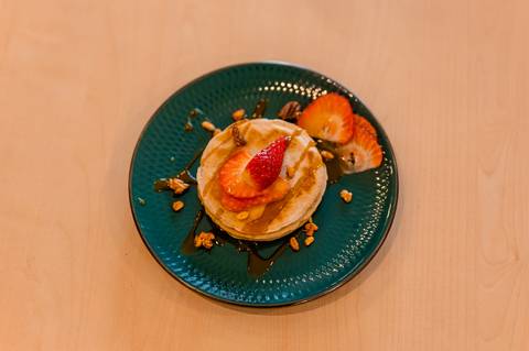 PANQUECA DE MEL COM MORANGOS E GRANOLA'