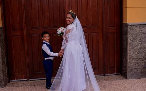 Zemar Fotografia - casamento - noiva com pajem em porta da igreja'