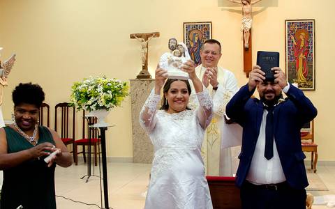 Zemar Fotografia - casamento - noivos apresentam imagem e bíblia'