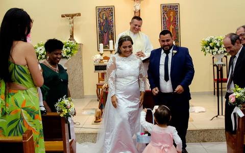 Zemar Fotografia - casamento - noivos recebem daminha'