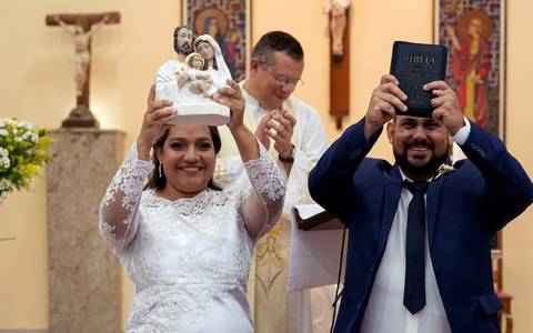 Zemar Fotografia - casamento - noivos apresentam imagem e bíblia'
