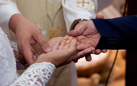 Zemar Fotografia - casamento - noivos com alianças nas mãos'