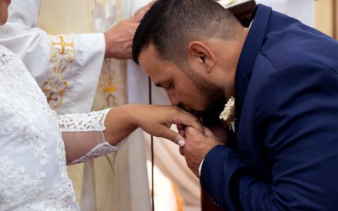 Zemar Fotografia - casamento - noivo beija aliança na mão da noiva'