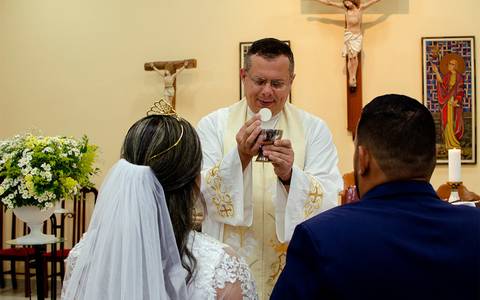 Zemar Fotografia - casamento - noivos no altar recebem sagrada comunhão'
