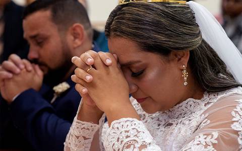 Zemar Fotografia - casamento - noivos no altar rezando'