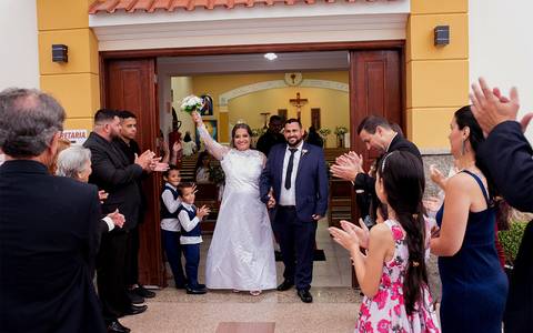 Zemar Fotografia - casamento - noivos saindo da igreja'