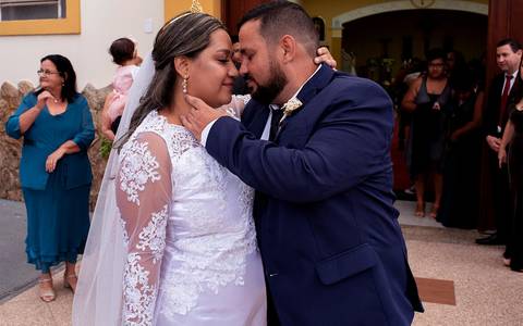 Zemar Fotografia - casamento - noivos juntos em frente a igreja'