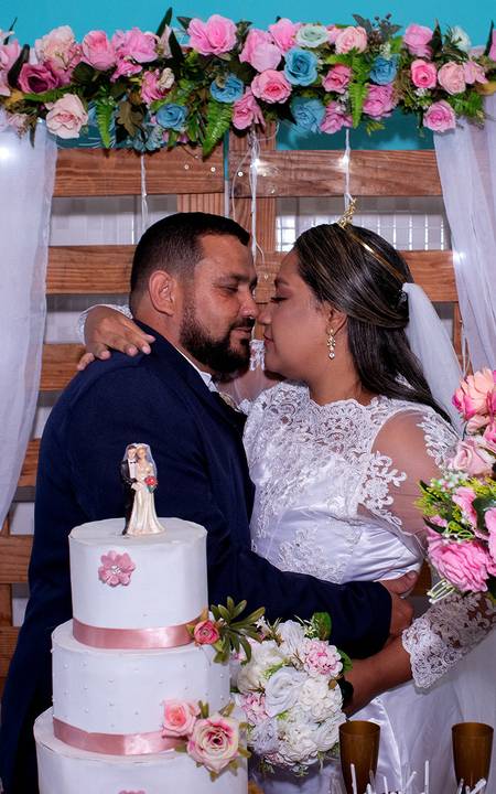 Zemar Fotografia - casamento - noivos abraçados diante da decoração da recepção'