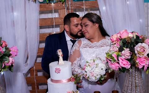 Zemar Fotografia - casamento - noivos abraçados diante da decoração da recepção'