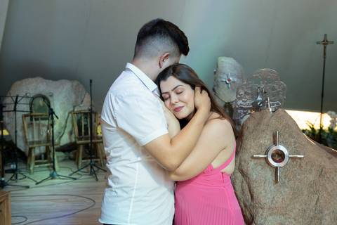 Zemar Fotografia, Sessão pré-wedding, Ensaio de casal, Casal abraçado trocando carinho
'