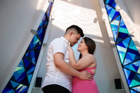 Zemar Fotografia, Sessão pré-wedding, Ensaio de casal, Noivos abraçados na capela'