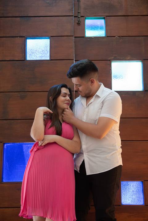 Zemar Fotografia, Sessão pré-wedding, Ensaio de casal, Noiva sendo cuidada pelo noivo'