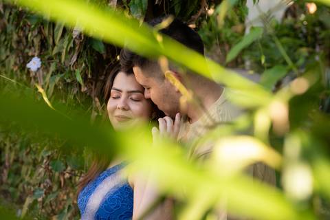 Zemar Fotografia, Sessão pré-wedding, Ensaio de casal, Casal de noivos entre folhagem'