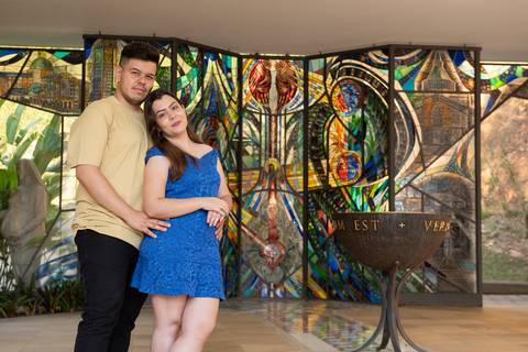 Zemar Fotografia, Sessão pré-wedding, Ensaio de casal, Casal de noivos em frente ao mosaico'