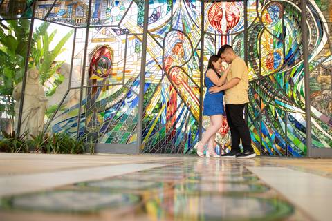 Zemar Fotografia, Sessão pré-wedding, Ensaio de casal, Noivos abraçados em frente ao mosaico'