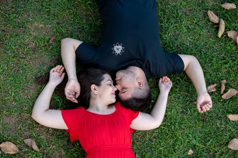 Zemar Fotografia, Sessão pré-wedding, Ensaio de casal, Noivos deitados ao chão'