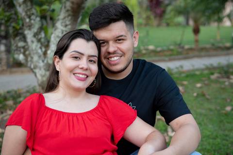 Zemar Fotografia, Sessão pré-wedding, Ensaio de casal, Noivos sentados olhando para a frente'